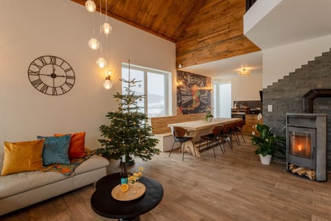 Ob langersehntes Familientreffen oder kleine Auszeit mit lieben Freunden. Die großzügigen und geschmackvollen Räumlichkeiten laden zu Geselligkeit ein.