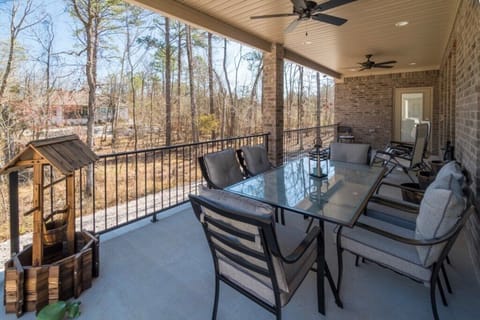 Outdoor Eating Space and Loungers