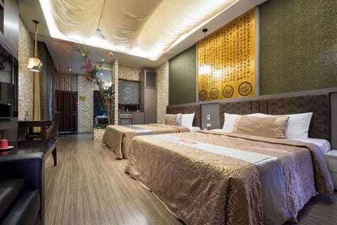 Family Room (No Garage) | Desk, free WiFi