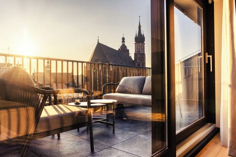 Penthouse | Minibar, in-room safe, individually decorated, desk