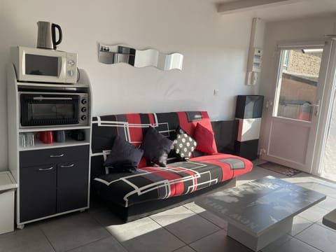 Comfort Apartment | Living area | Flat-screen TV