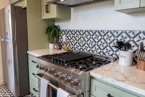 Full kitchen with great appliances.