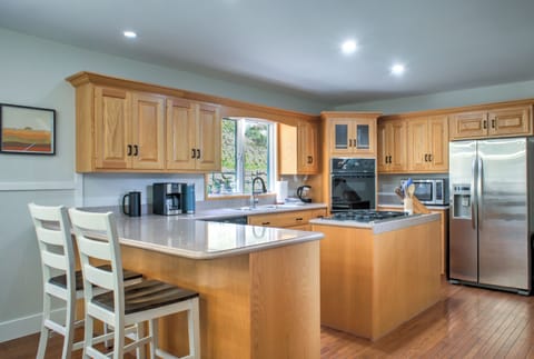 Chef's Kitchen w/ Breakfast Bar Seating