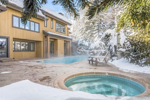 Chalet | Private spa tub
