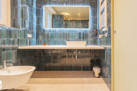 Design Triple Room, Garden Area | Bathroom | Shower, rainfall showerhead, hair dryer, bidet