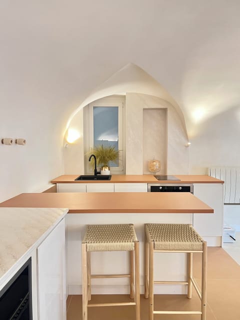 Suite Executive Confidence, 17 rue Auguste Comte, 69002 Lyon | Private kitchen | Mini-fridge, microwave, espresso maker, coffee/tea maker