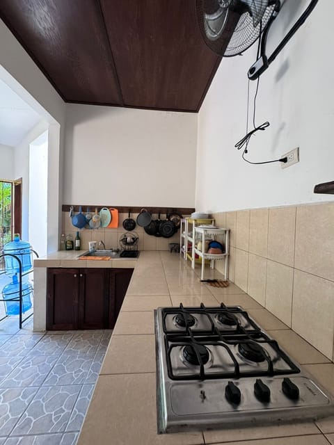 Habitación privada con AC | Private kitchen | Oven, toaster, blender, cleaning supplies