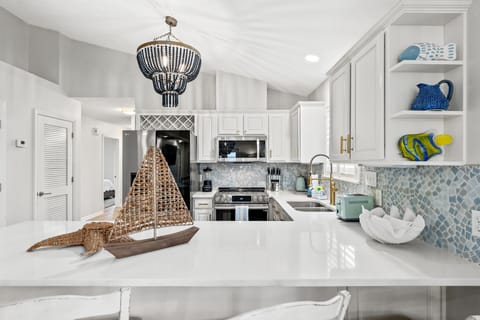 House, Multiple Beds, Patio, Garden View (307 Laguna St) | Private kitchen | Fridge, microwave, oven, stovetop
