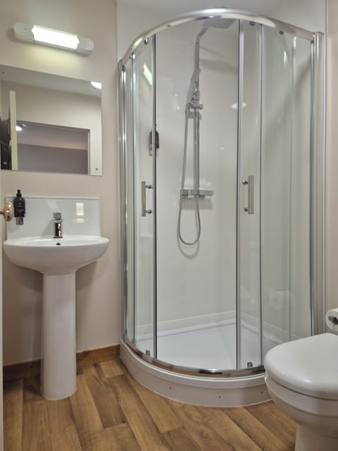 City Double Room | Bathroom | Shower, hair dryer, towels