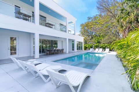 Step onto the sun-warmed stone deck and sink into a chaise lounge as gentle ripples lap over the Baja shelf.