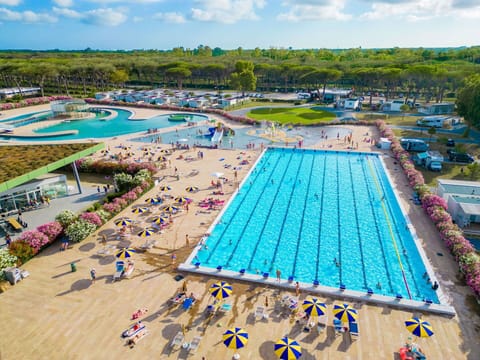 Cloud, Water, Sky, Swimming Pool, Blue, Tree, Plant, Body Of Water, Leisure, Urban Design