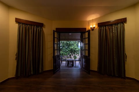 Elite Room | Desk, soundproofing, rollaway beds, free WiFi
