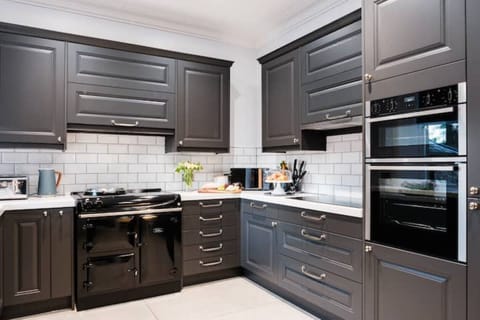 Fully equipped kitchen with Aga, double oven and induction hob, dishwasher.