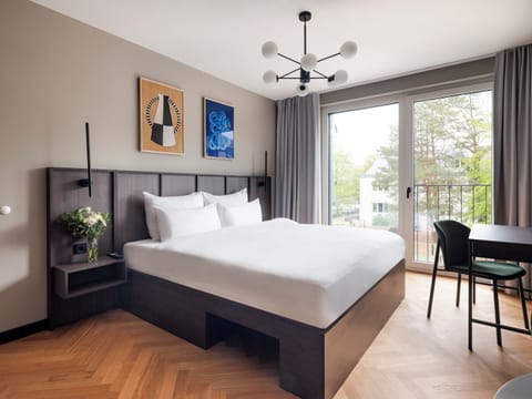 Deluxe Suite | Premium bedding, in-room safe, laptop workspace, free cribs/infant beds