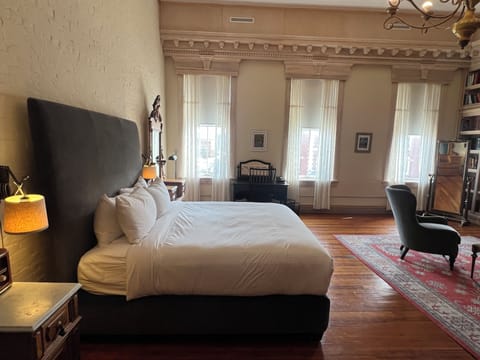 Library Suite, 1 King Bed | Premium bedding, minibar, in-room safe, desk