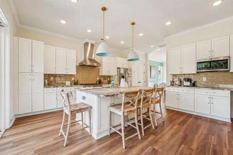 All modern appliances to make meal preparation a breeze.