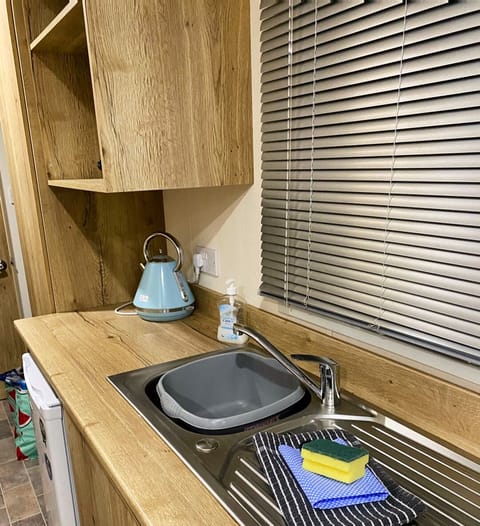 Chalet | Private kitchen | Fridge, microwave, oven, stovetop