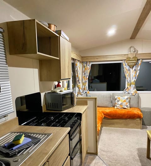 Chalet | Private kitchen | Fridge, microwave, oven, stovetop