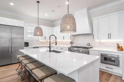 Breakfast bar Seating for 6