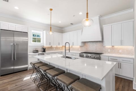 Gourmet kitchen fit for all cooking levels!