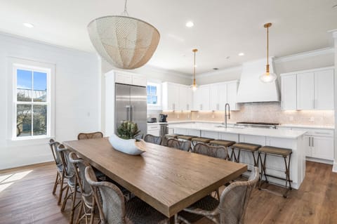 Nearby breakfast bar seating for 6