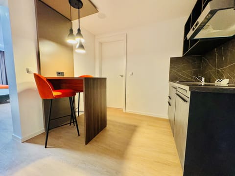 Hypo-allergenic bedding, in-room safe, desk, laptop workspace