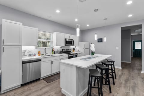House (4 Bedrooms) | Private kitchen | Microwave, oven, dishwasher, dining tables