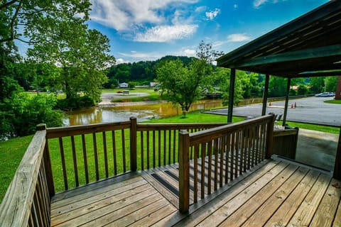 Toccoa riverfront cottage in McCaysville GA