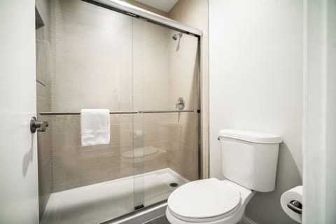 Basic Single Room, 1 Queen Bed | Bathroom | Shower, rainfall showerhead, towels, soap