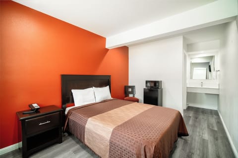 Basic Single Room, 1 Queen Bed | Desk, iron/ironing board, free WiFi, bed sheets