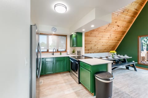 Prep and cook all your best culinary creations in the kitchen with all the standard major appliances – refrigerator, cooktop/oven, microwave, dishwasher.