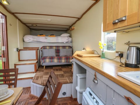 Cottage | Private kitchen | Fridge, electric kettle, toaster, cookware/dishes/utensils