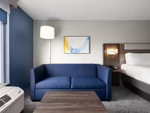Standard Room | In-room safe, desk, laptop workspace, iron/ironing board