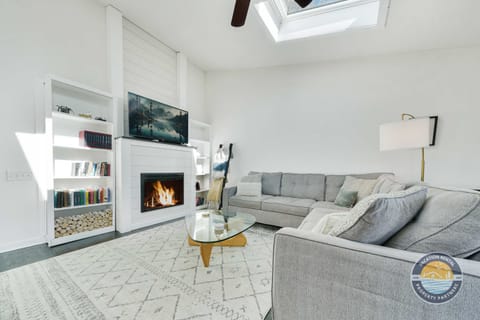 Welcome to your bright and cozy home away from home. Longer stays are welcome, so settle in and stay awhile. Bring your furry friends too (dogs welcome, no cats please). Relax by the fireplace, stream your favorite shows, and enjoy a comfortable spac