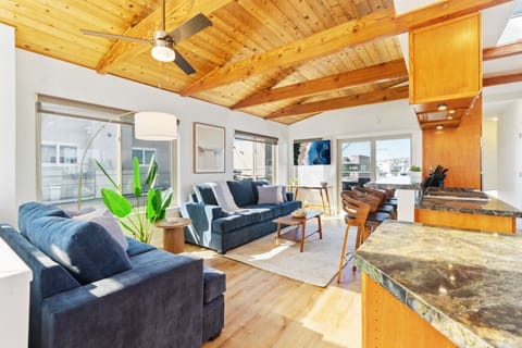 Modern meets cozy in this sunlit open-plan living space, perfect for both relaxing and entertaining.