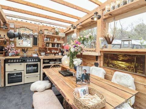 Cottage | Private kitchen | Dishwasher, electric kettle, toaster, cookware/dishes/utensils