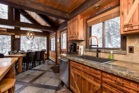 Chandler's Lodge boasts a fully equipped kitchen, ready for any culinary adventure. From sleek appliances to ample counter space, it's a chef's dream come true!