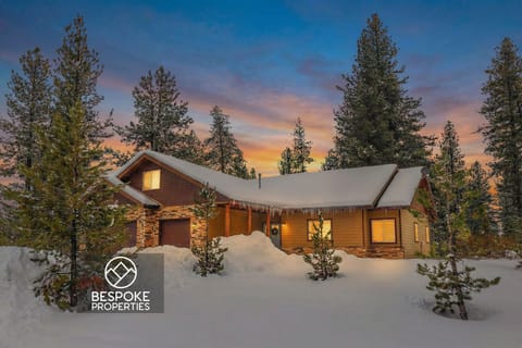 Your group basecamp on Lake Cascade and just outside Tamarack—room for everyone, minutes to the lifts.