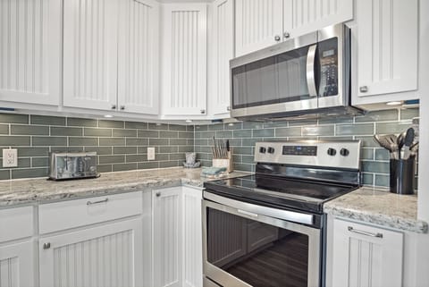 Feeling TipSea Kitchen: Unleash your inner chef in this fully equipped kitchen, outfitted with state of the art appliances, ensuring every meal is prepared to perfection.