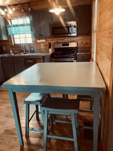 Adorable table easily accommodates 4