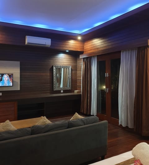 Family Room | Minibar, desk, soundproofing, free WiFi