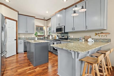 Fully equipped chef’s kitchen with granite island—ideal for group meals
