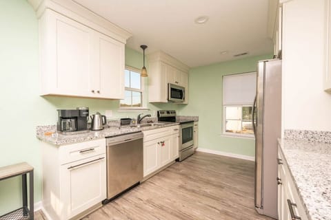 Granite countertops, stainless steel appliances - chef`s kiss
