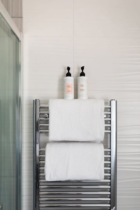 Superior Room, Balcony | Bathroom | Shower, free toiletries, hair dryer, bidet