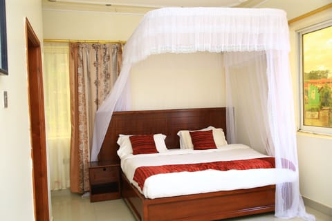 Deluxe Double Room Single Use | Desk, laptop workspace, blackout drapes, soundproofing