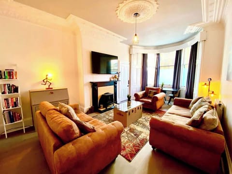 Spacious, bright, cosy space to unwind