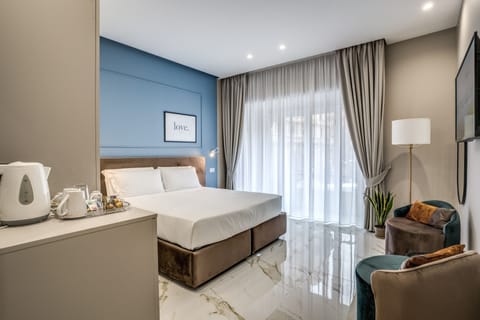 Traditional Room | Minibar, in-room safe, desk, blackout drapes