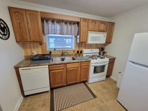 Gas stove, microwave.
All cooking essentials provided.
Toasters. spoons and fork