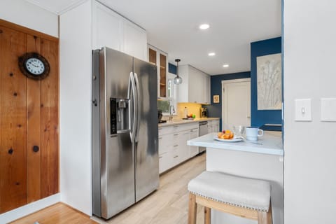 Dining table for 6 plus breakfast bar for 1