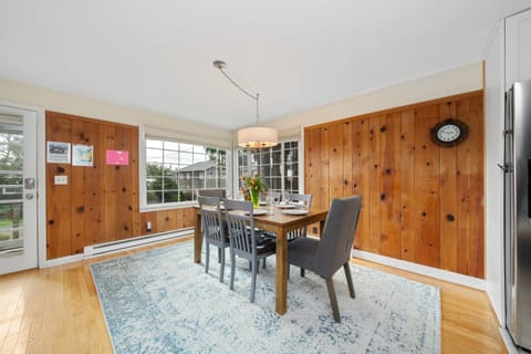 Dining table for 6 plus breakfast bar for 1